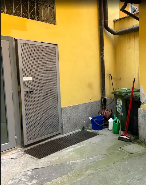 2. Bringen Sie Papier in den separaten Raum
